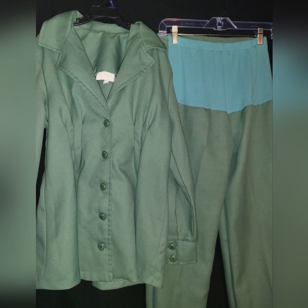 Feel chic and cozy in our light green 2-piece suit set for expecting moms! 🌿🤰
